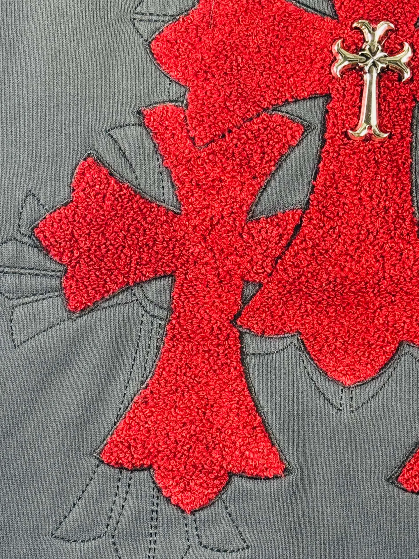 P380 top version, real shot without P, ​​different from market currency) 𝗖𝗵𝗿𝗼𝗺𝗲 𝗛𝗲𝗮𝗿𝘁𝘀/Cro Heart 2025 washed and burned flower patch embroidered autumn and winter new original single counter American patchwork 3D three-dimensional couple casual hooded cardigan sweatshirt 👑The highest version! Customized fabric 550g tripe terry fabric! American acid-washed and distressed original fabric, laser burning + leather embroidery, exquisite embroidery of letters! The best-selling model in the counter, very comfortable to wear. Accessories: original molded and authenticated collar label➕100% silk wash label. Genuine purchase-grade original hangtag➕matching hanging rope➕3D hanging beads➕original packaging bag. Craftsmanship: The original version has consistent wiring! The highest version of the armhole matching technique! Color: Gray Size: S M L XL Style No.: 6107
